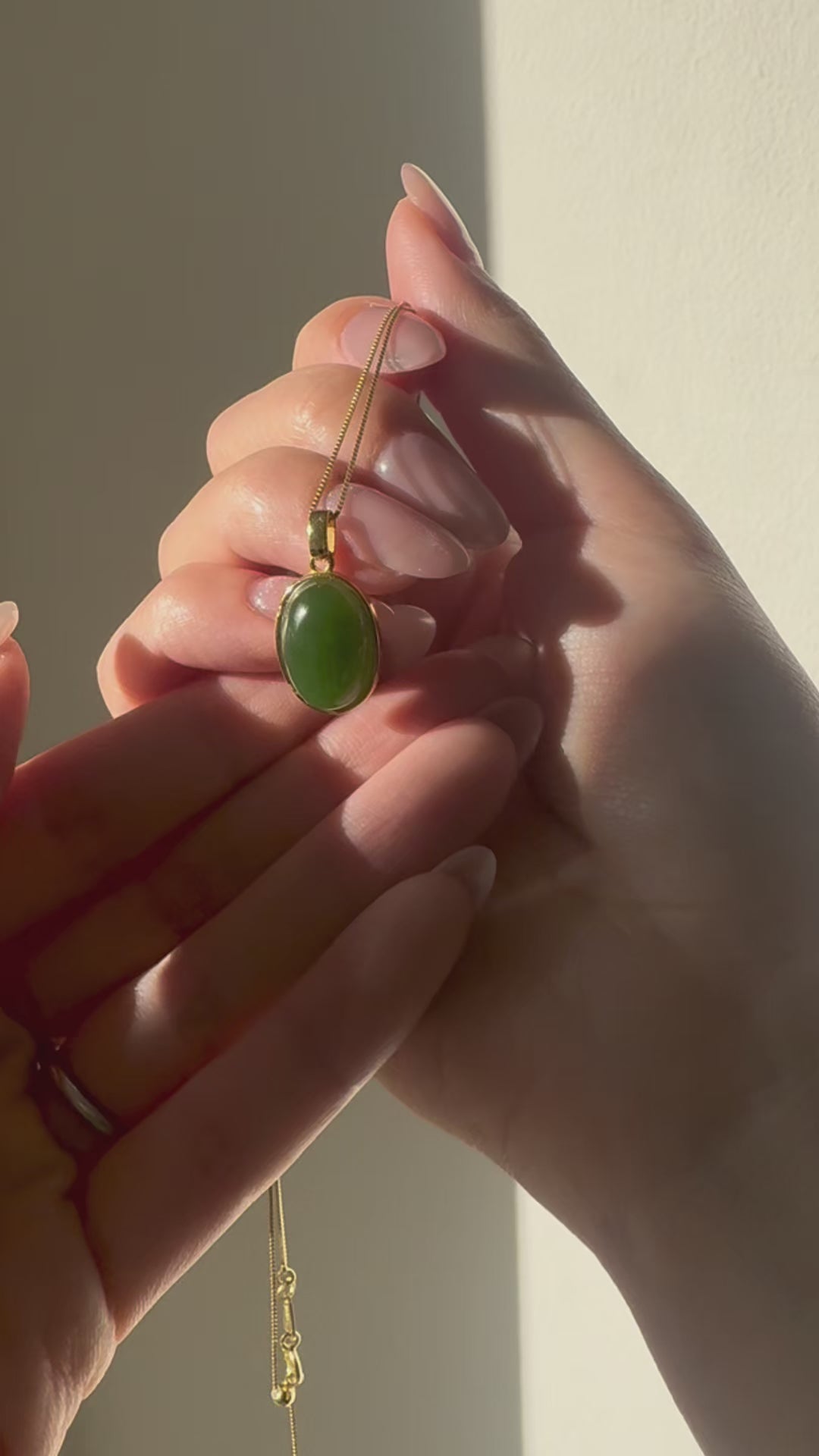 Video shows the details of the Oval Jade silver necklace. The jade is smooth and has natural jade structure under the sun. The length of the necklace is adjustable so you can style in your own way.